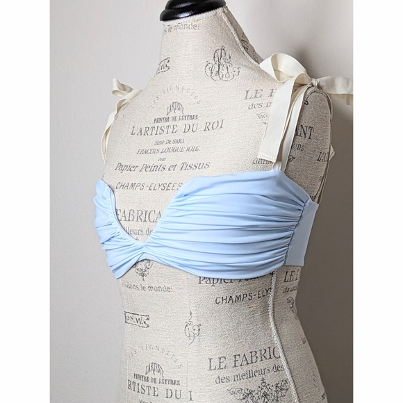 Divino Seas Bikini Top | Cute Ana de Bretana in Tropical Blue - Picture 4 of 5